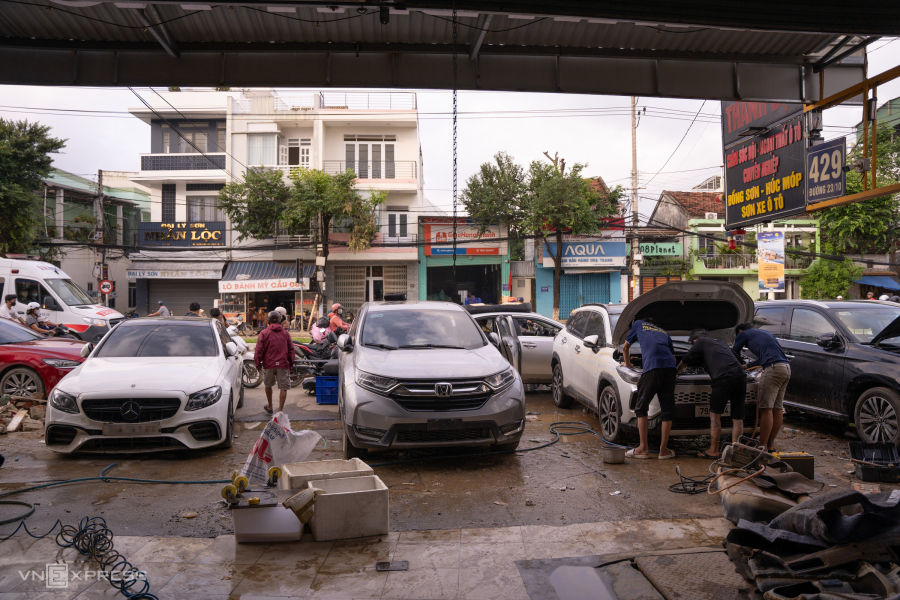 나트랑 자동차 상점은 며칠간 홍수가 발생한 후 파손된 차량의 파도에 휘말려