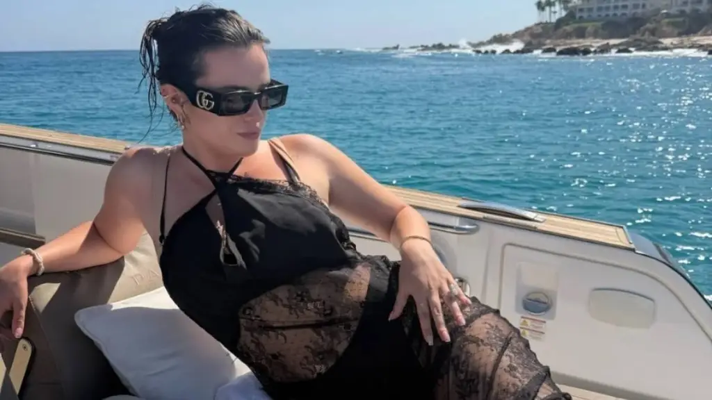 Bella Thorne의 비키니 비디오 팩 재미와 바람둥이 댄스 동작