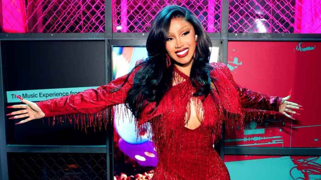 Cardi B는 ANUA 광고에 빨간색 마이크로 반바지를 입고 휴가 시즌을 준비했습니다