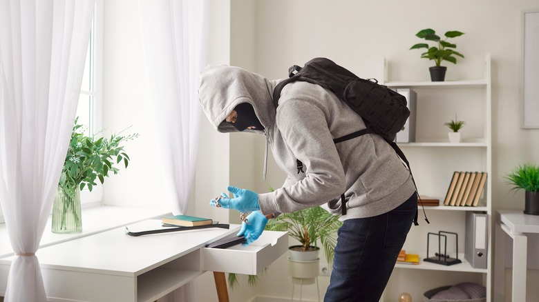 거의 눈에 띄지 않는 스마트 홈 보안 장치 4개를 설치해야