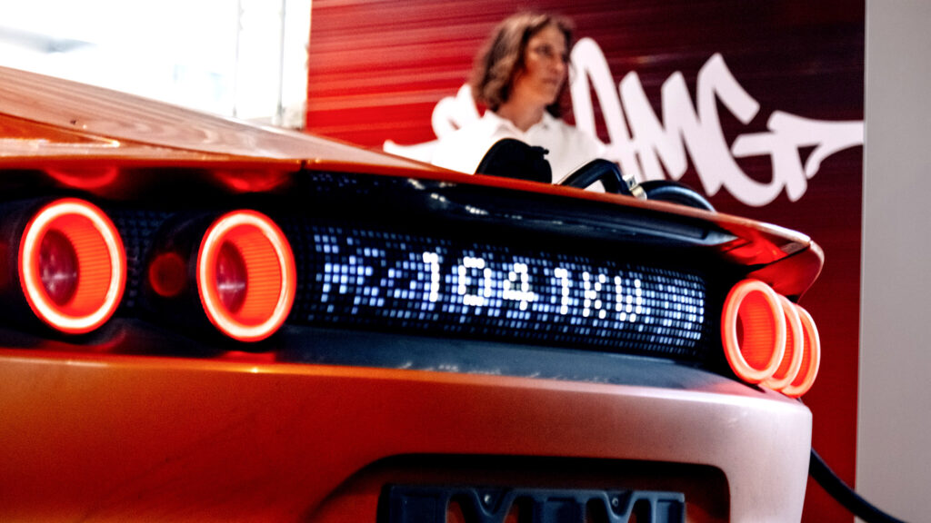 캐나다인들은 여전히 ​​정부의 EV 의무사항을 구매하지 않고 있습니다