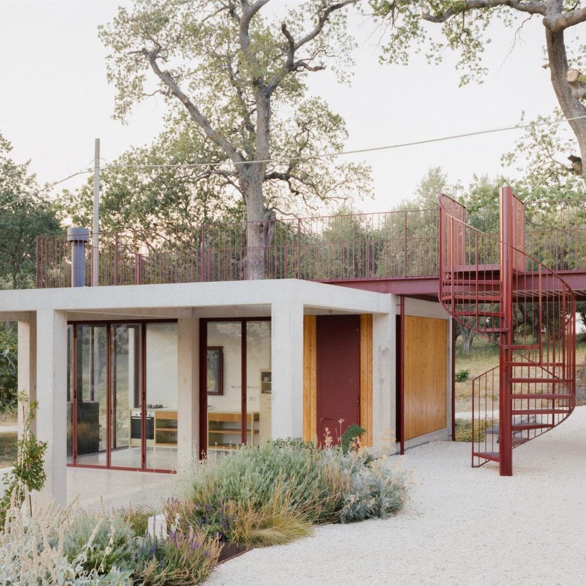 Mecozzi Verdini는 붉은 강철 통로를 사용하여 이탈리아 빌라를 콘크리트 별관에 연결합니다