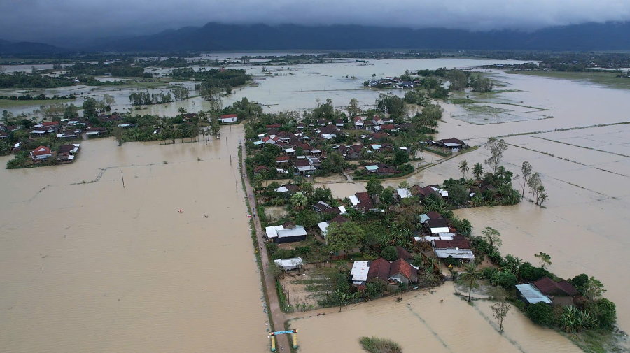 베트남 중부 홍수 사망자 수 72명으로 증가