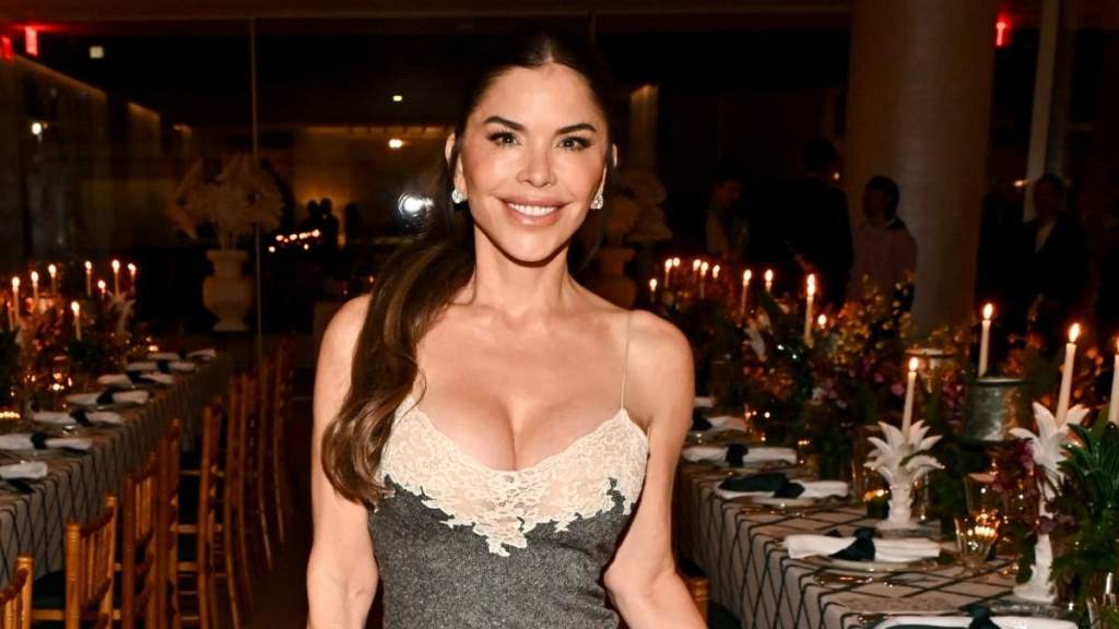 로렌 산체스(Lauren Sanchez)의 미니드레스 사진으로 유혹을 한 단계 끌어올리다