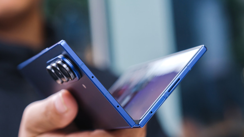 가격 유출로 인해 삼성의 3중 폴더블 제품이 모두가 생각하는 것만큼 비싸지 않을 수도 있음