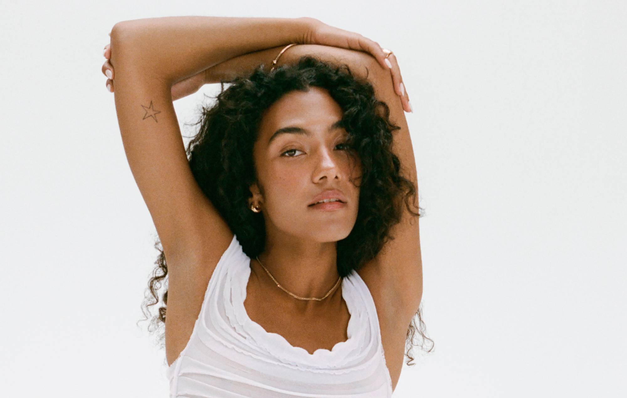 올리비아 딘(Olivia Dean), 티켓마스터(Ticketmaster), 라이브 네이션(Live Nation), AEG를 “역겹다”는 재판매 티켓 가격에 대해 비판