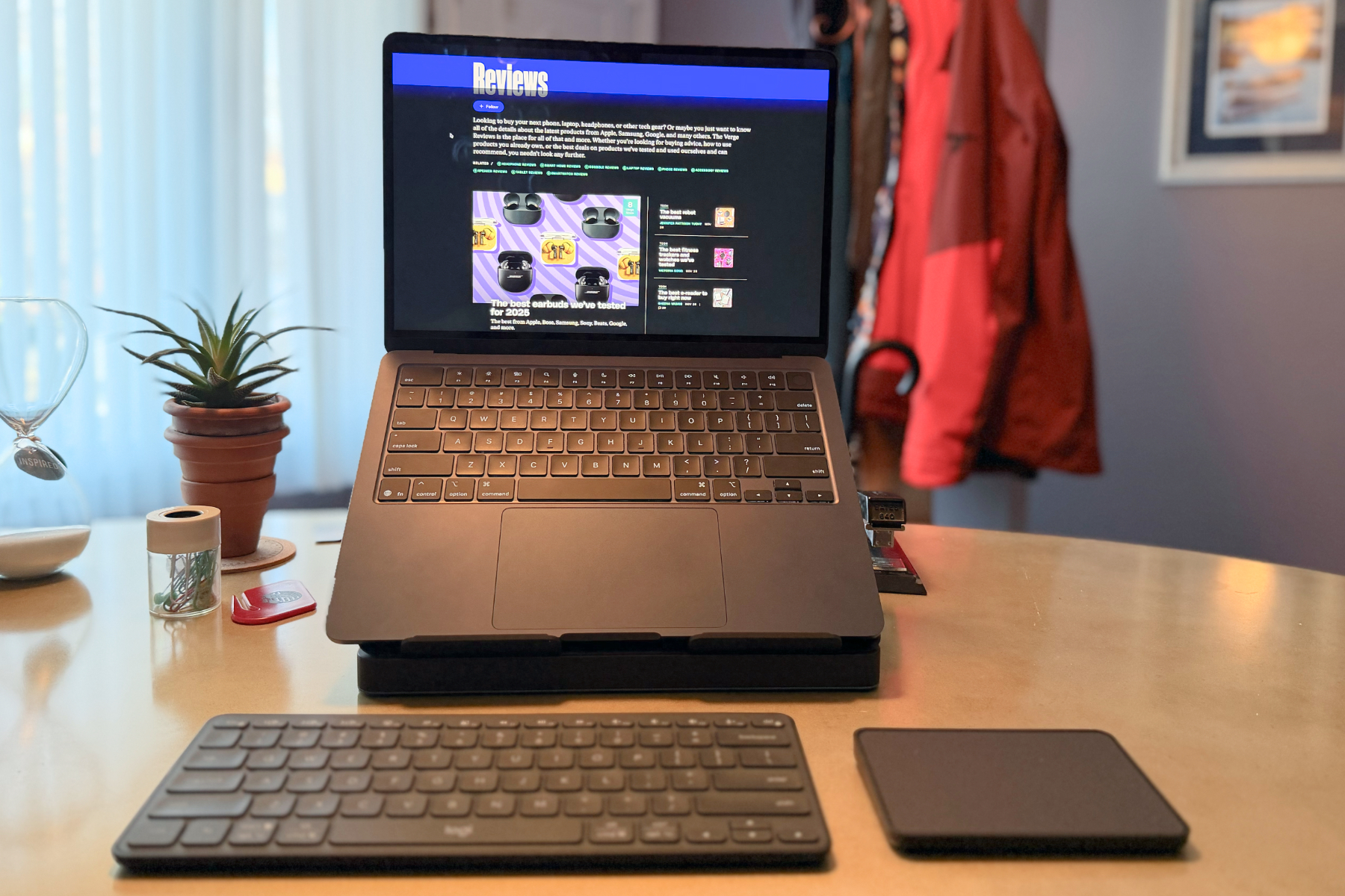 Logitech의 Casa는 노트북을 사용하는 경우 필수품입니다. $30 할인