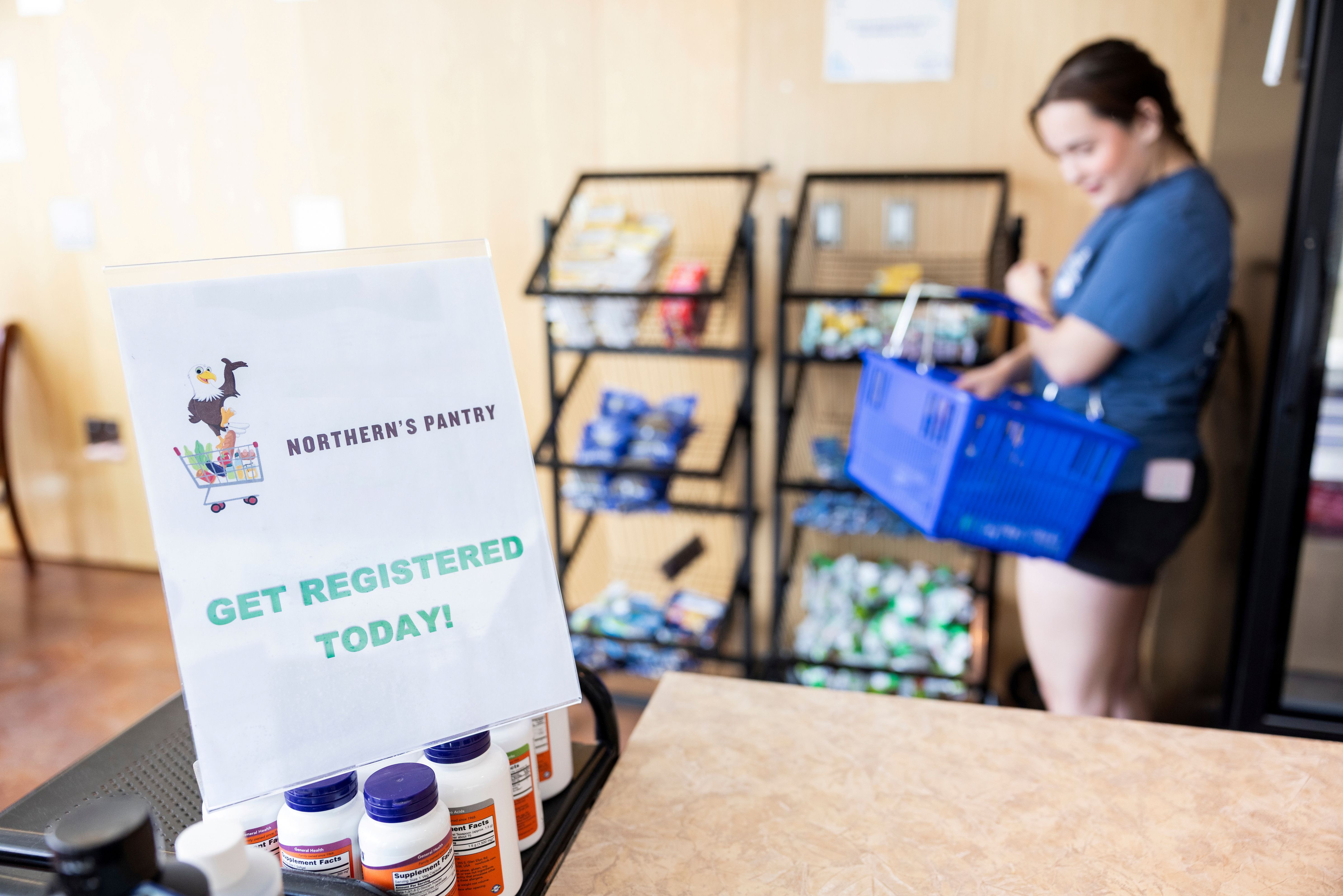 대학들은 SNAP 동결 이후 기본 요구 사항에 대한 지원을 확대