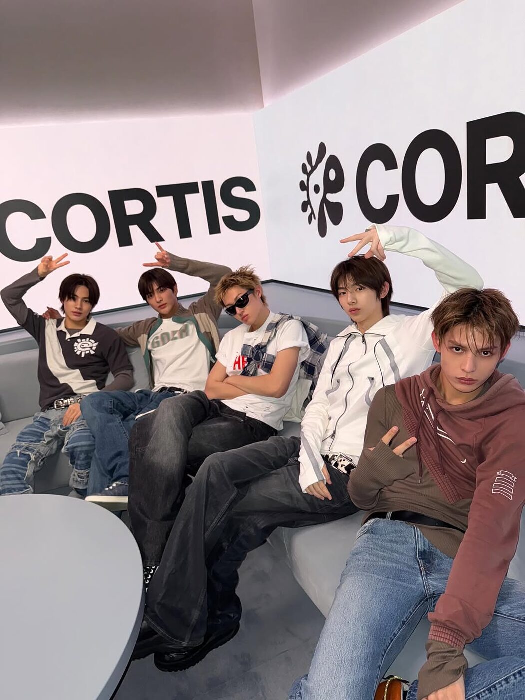 이 남자 바지가 왜 다시 유행이야? 올겨울 다시 바지 통을 줄여야 하는 이유