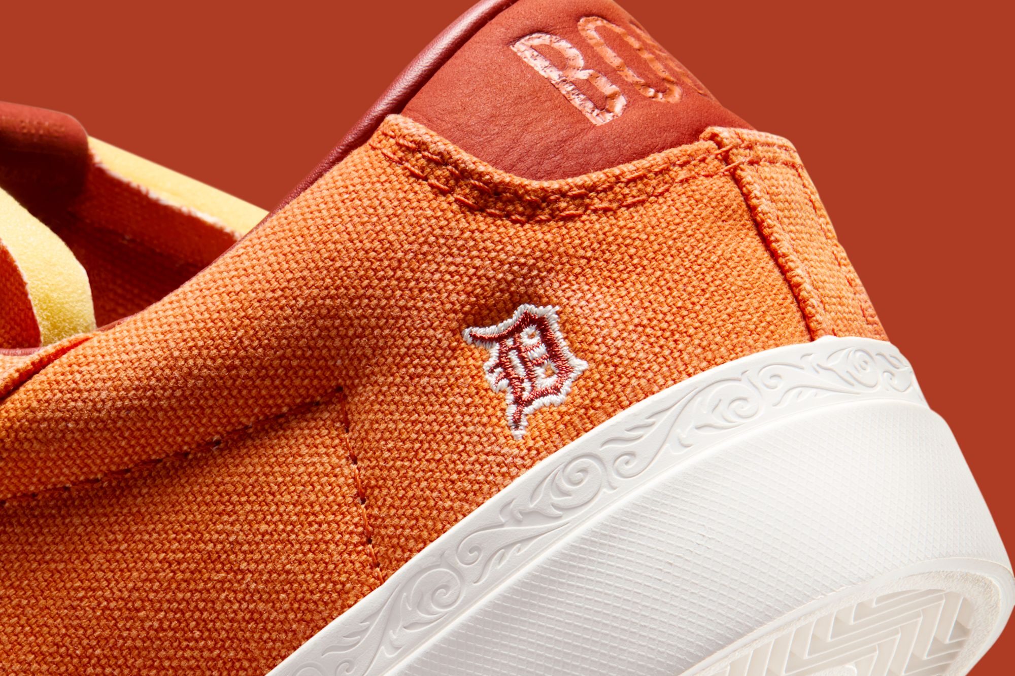 데빈 부커 x 나이키 블레이저 로우 "캠프파이어 오렌지"