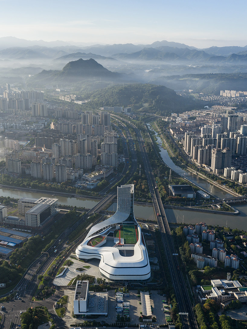 알루미늄 패널이 풍경에서 영감을 받은 스포츠 몰의 물결 모양 외관을 line+로 감싸다