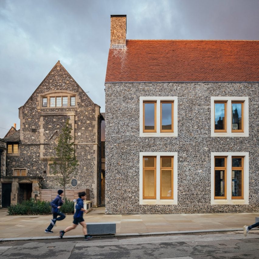 Walters & Cohen이 캔터베리 학교 건물을 부싯돌로 덮었습니다