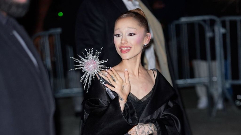 Ariana Grande의 Rodarte 의상은 오리지널 Glinda에 대한 달콤한 고개를 끄덕입니다