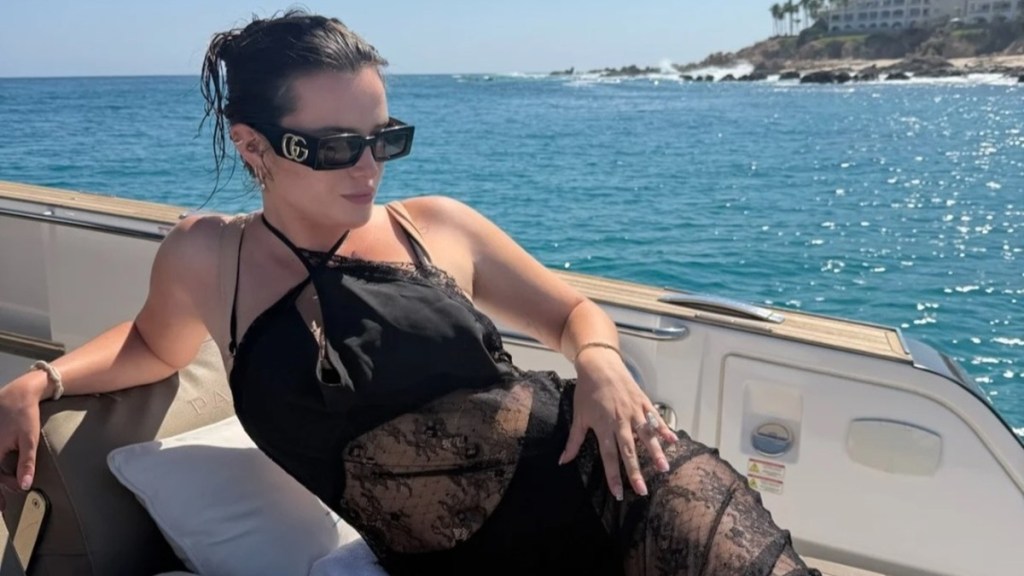 Bella Thorne, 얇은 레이스 드레스로 시선을 사로잡다