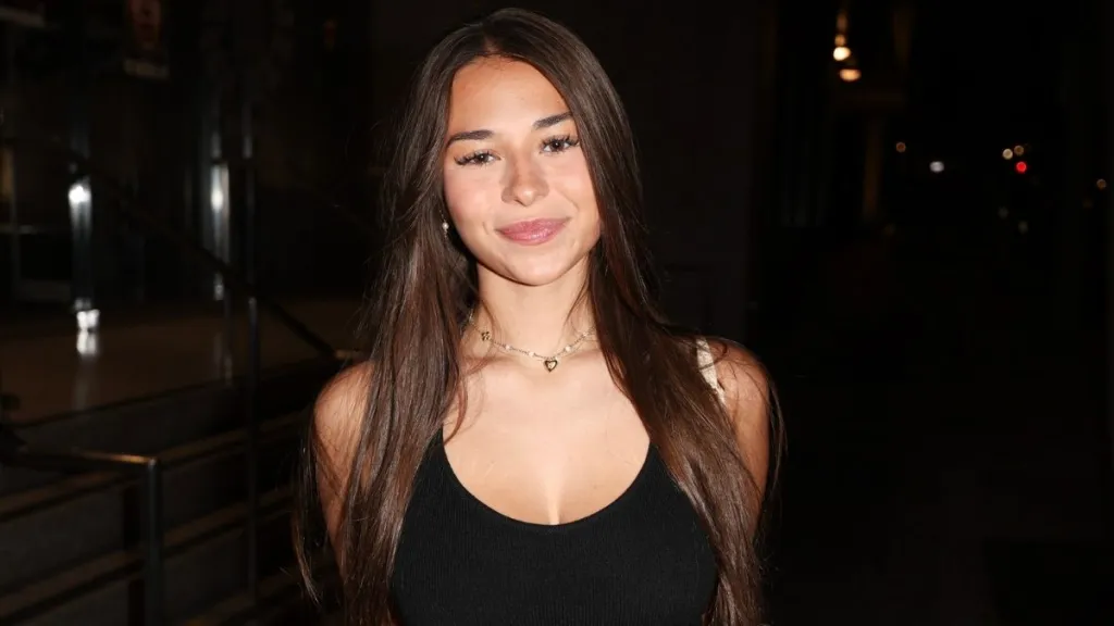 온리팬의 화이트 비키니 소피 비, 무시할 수 없다