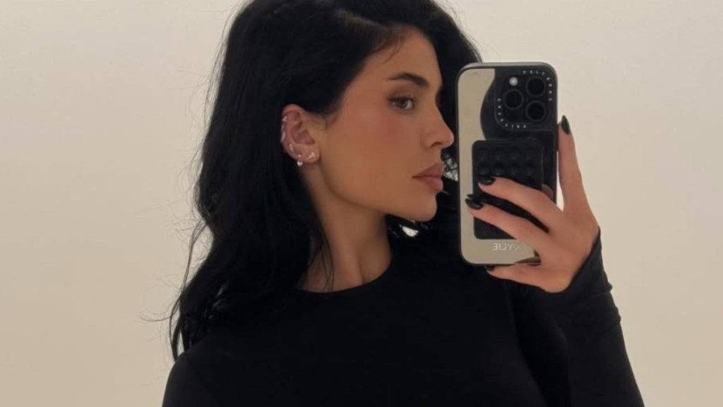 거울 셀카에서 카일리 제너의 허리가 시선을 사로잡다