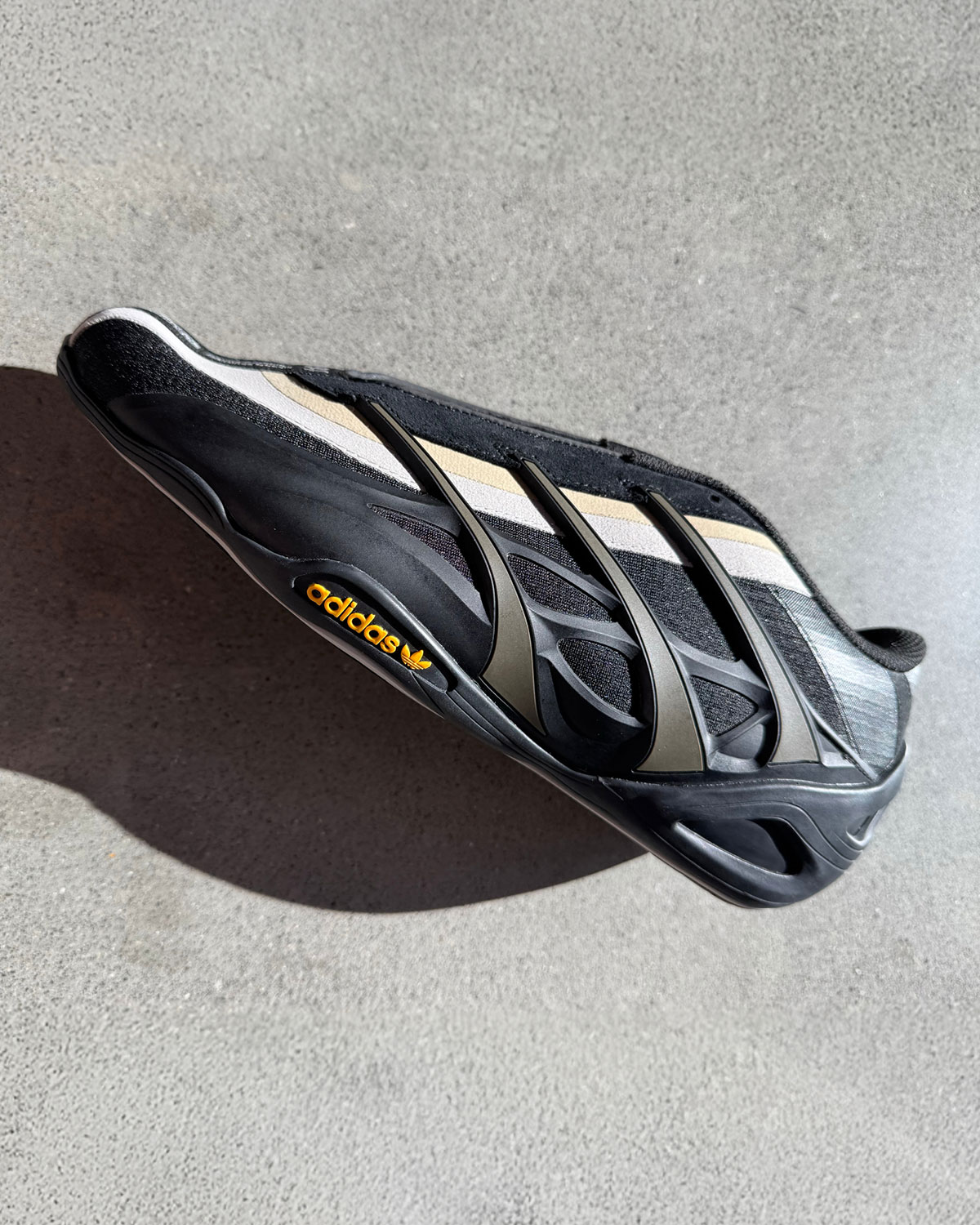 Bad Bunny와 Mercedes-AMG의 adidas Adiracer GT 구입처