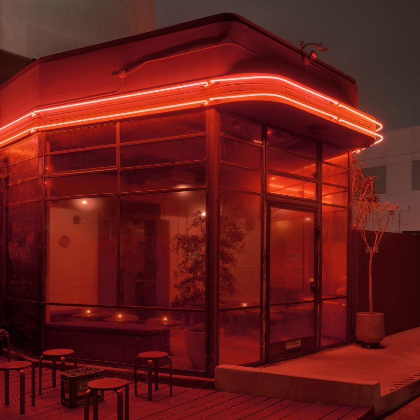 로스앤젤레스의 사회적 공간의 "공허함을 채우기" 위해 설계된 Cafe Tondo