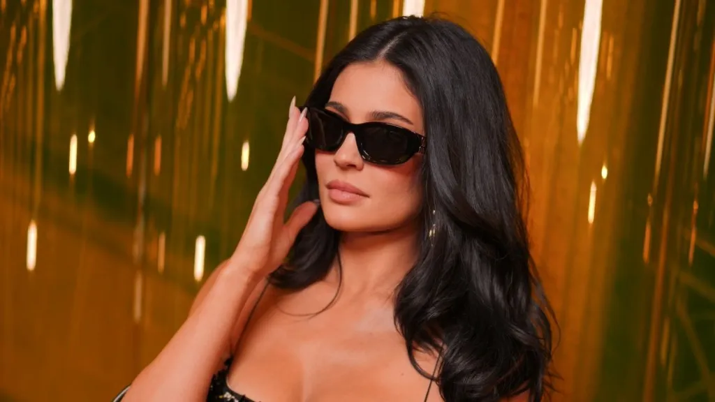 카일리 제너(Kylie Jenner), 볼드한 코르셋 탑으로 버터 옐로우 트렌드에 도전하다