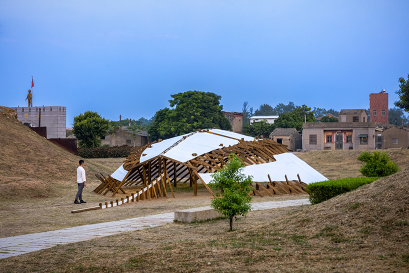 cheng tsung feng의 아치형 목재 껍질 설치는 대만의 투구게를 연상시킵니다
