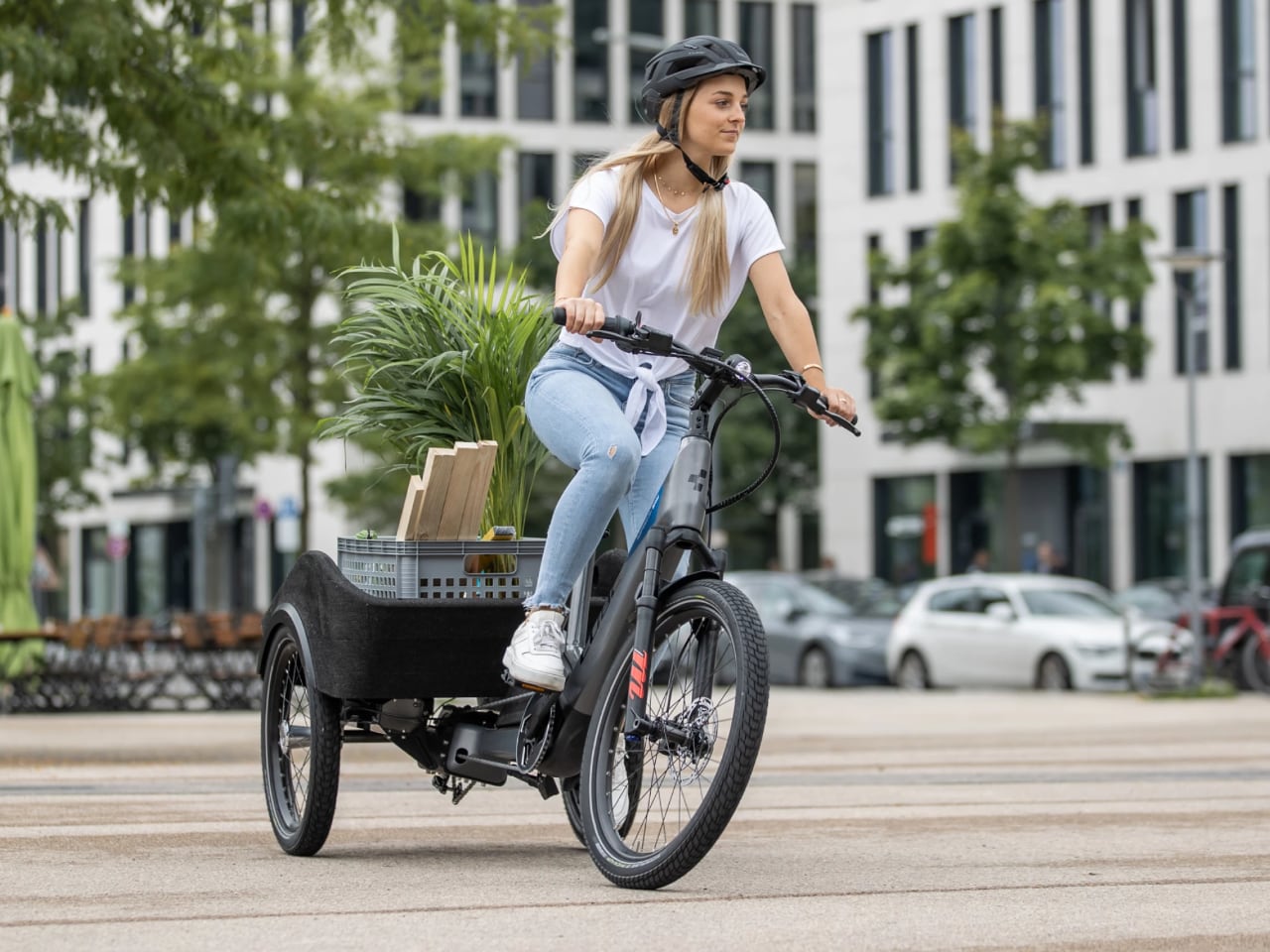 Cube Trike 플랫베드 하이브리드 750은 틸팅 기술로 도시 화물을 재정의합니다