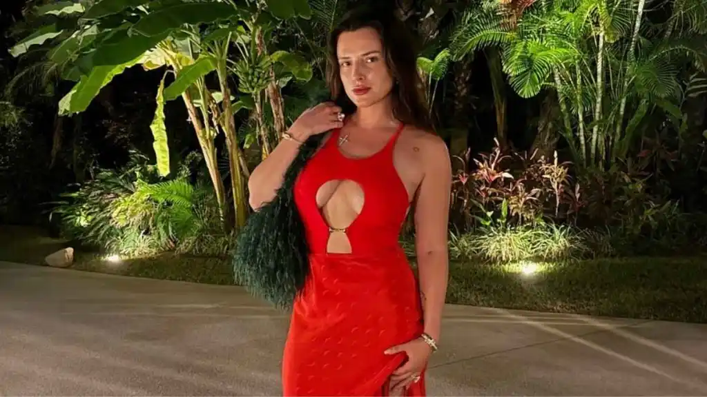 Bella Thorne의 컷아웃 레드 드레스가 그녀의 새 사진의 주인공입니다