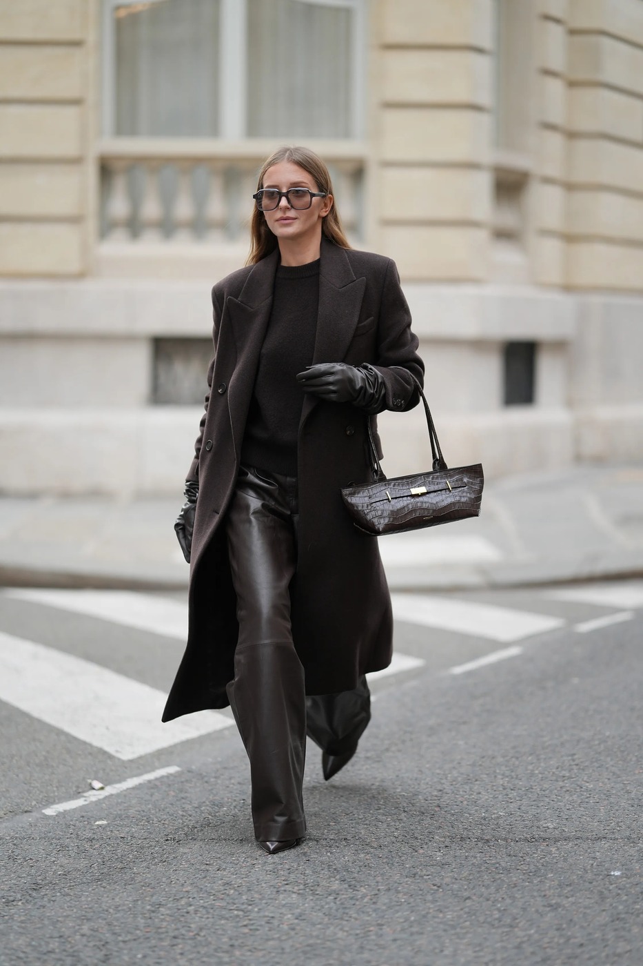 바게트 백의 현대적 진화, 이스트-웨스트 백에 주목해야 하는 이유