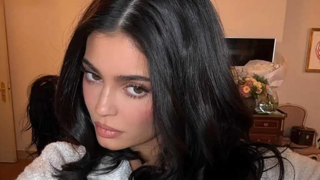 카일리 제너가 모피 코트 룩으로 시선을 사로잡았습니다