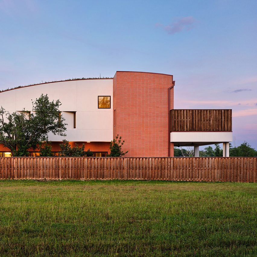 Shibanee & Kamal Architects, 텍사스의 녹색 지붕 주택 단지 설계