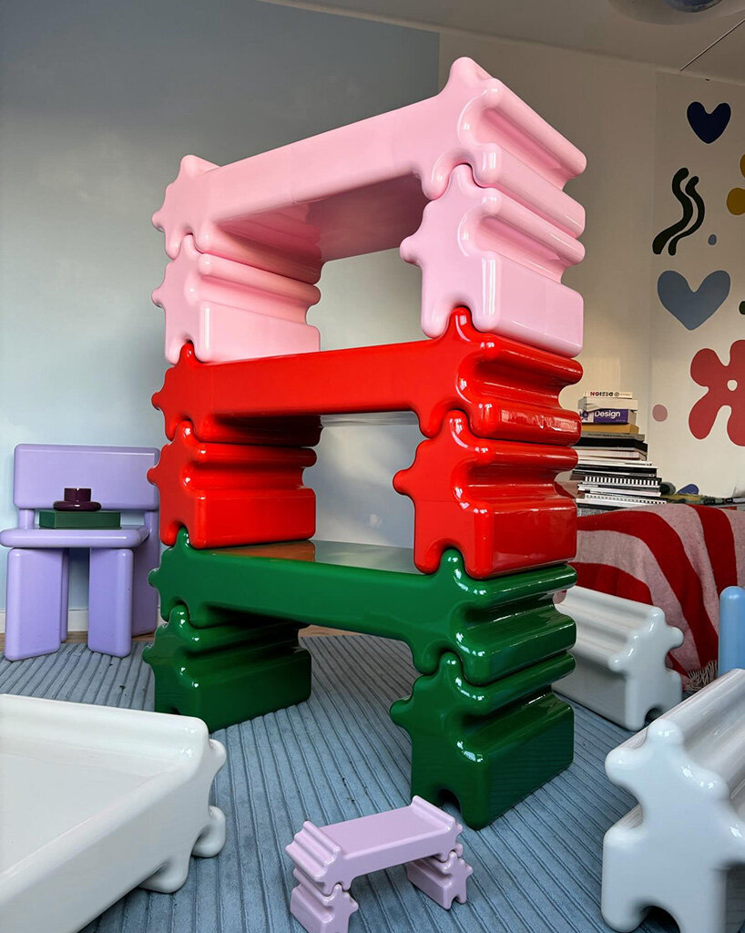 Gustaf Westman의 쌓을 수 있는 스토리지는 거대한 광택 퍼즐 조각처럼 서로 결합됩니다