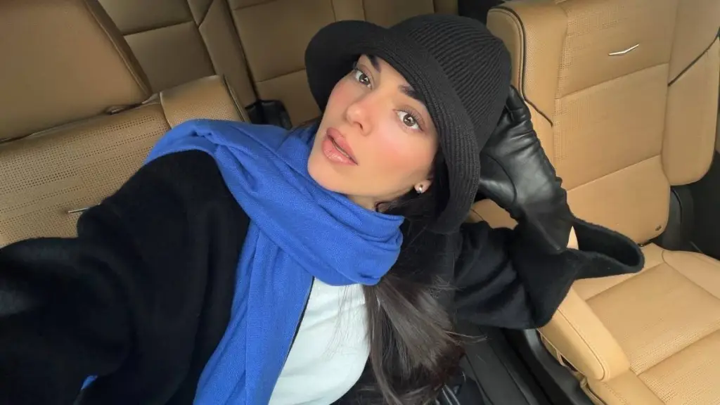 켄달 제너는 얇은 스타킹과 재킷 사진만 입고 기절할 자격이 있습니다