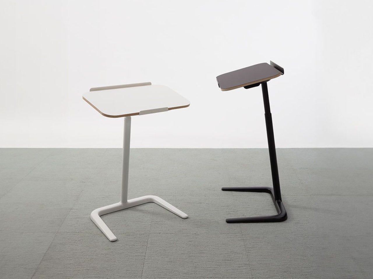 Cosi 노트북 테이블은 어떤 의자에도 완벽하게 조절 가능한 작업대를 제공합니다