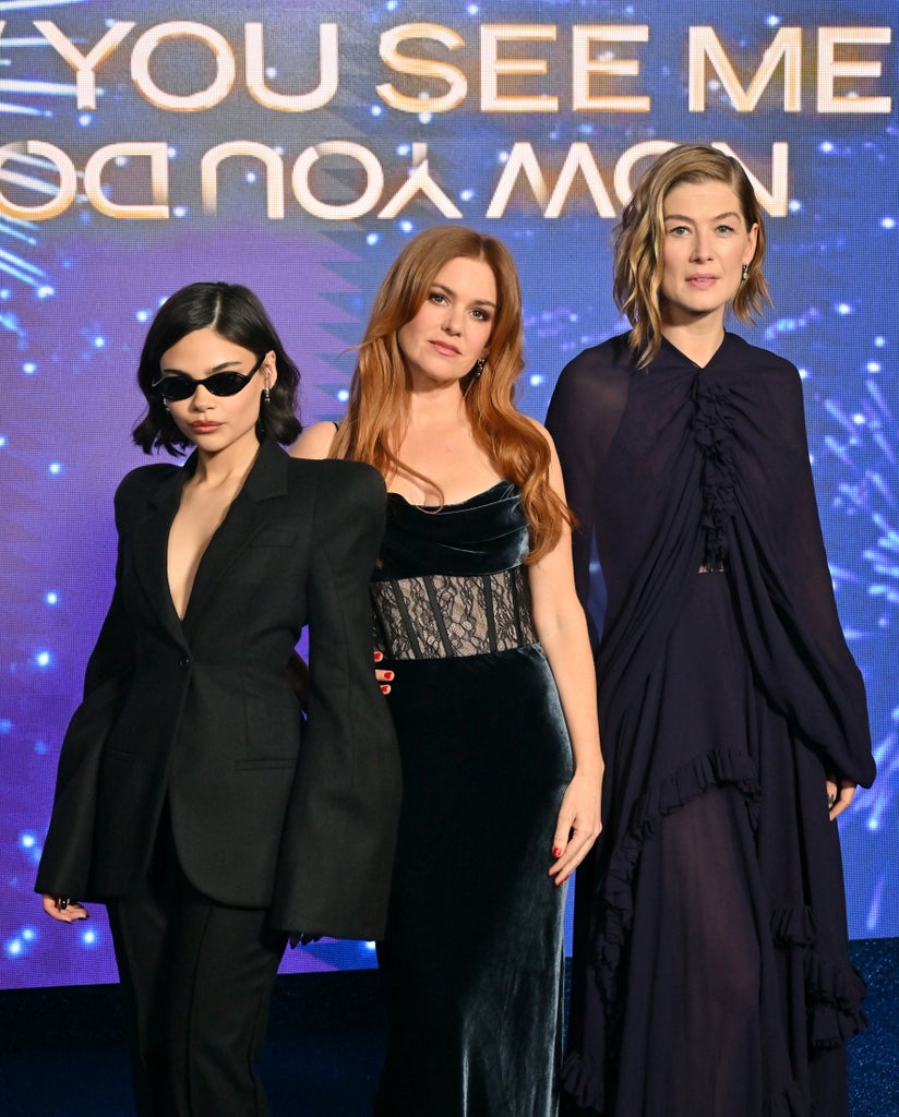 Isla Fisher와 Rosamund Pike는 Now You See Me에 집착합니다. 이제 Ariana와 함께 출연하지 않습니다