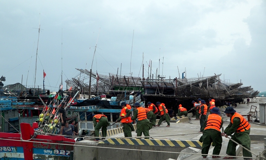 태풍 고토로 인해 베트남 중남부 전역에 해상 금지령이 내려지고 수천 명이 대피 감시를 받게 되었습니다