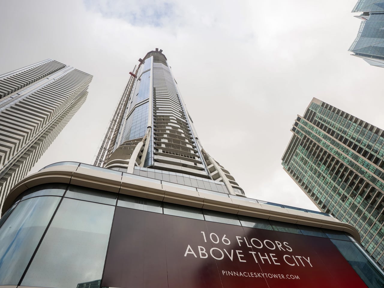 토론토의 피나클 스카이타워, 캐나다 최초의 100층 건물로 역사를 쓰다