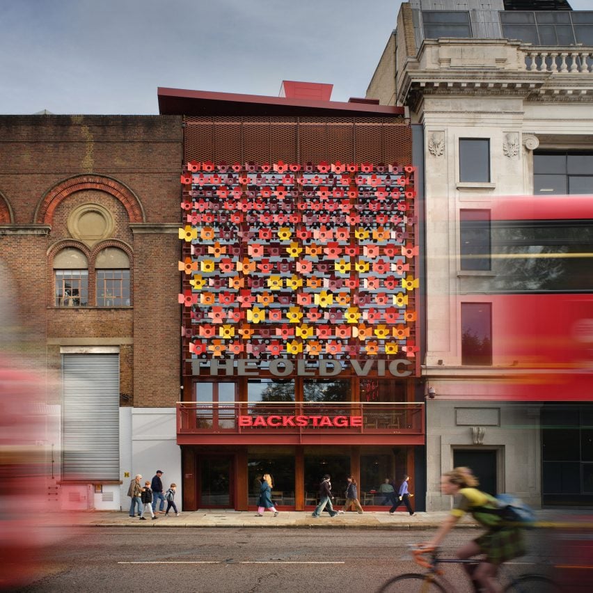 Haworth Tompkins는 Old Vic 확장에 재활용 스포트라이트를 입혔습니다