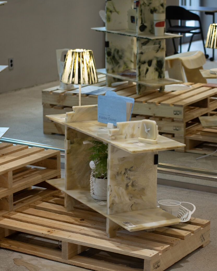 업사이클링 소재에서 발견한 가능성, Plastic Marble Display Shelf