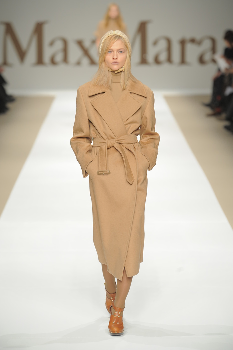 막스마라 코트가 옷 잘 입는 사람들에게 궁극의 투자 아이템이 된 이유