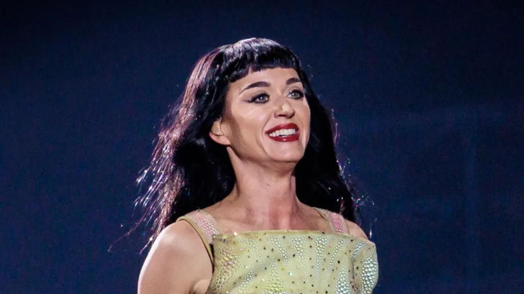 케이티 페리(Katy Perry)가 슬릿 드레스를 입고 시선을 사로잡았습니다