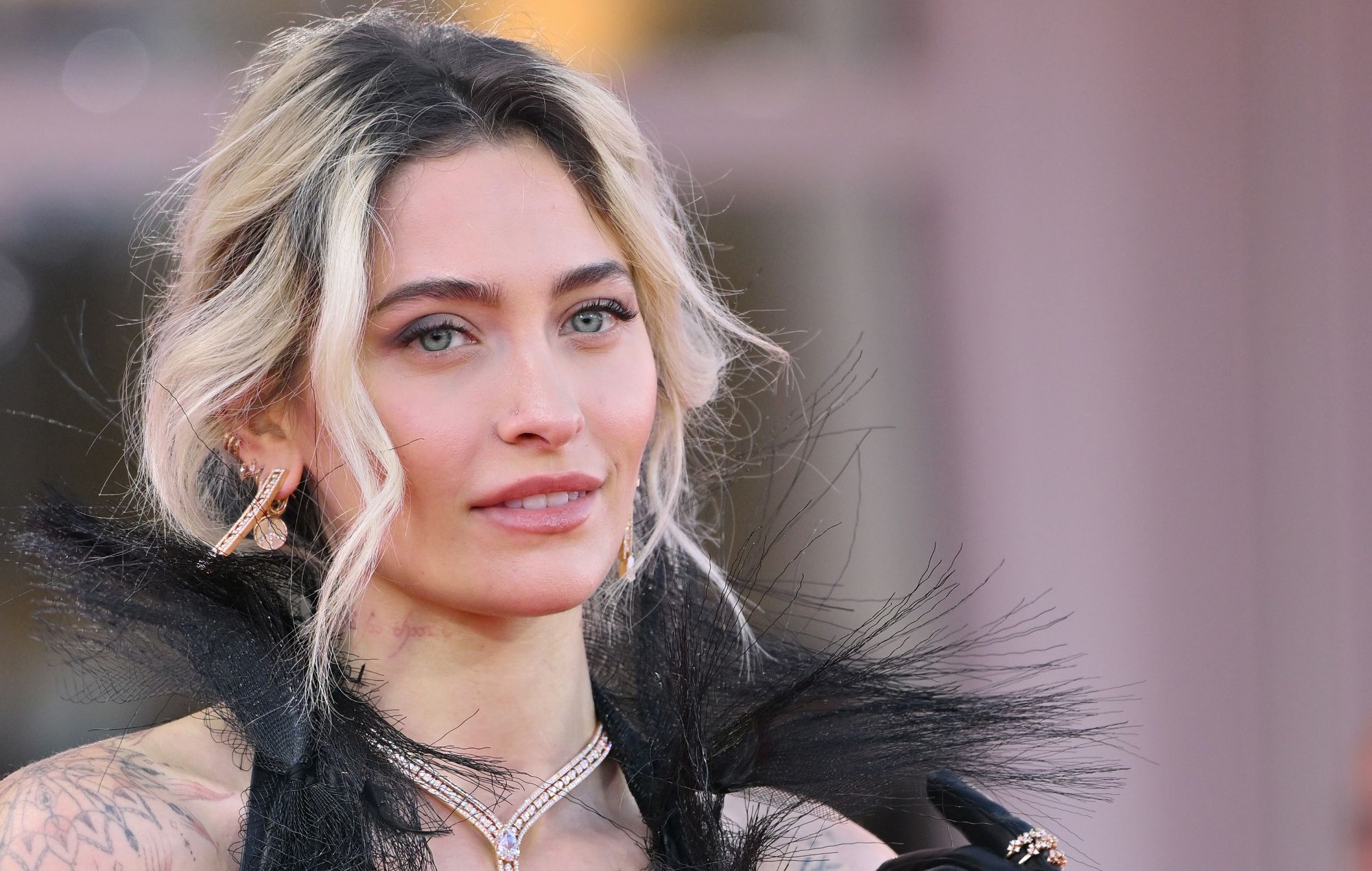 패리스 잭슨은 마이클로부터의 유산이 유언집행자들에게 "잘못 관리"되어 $