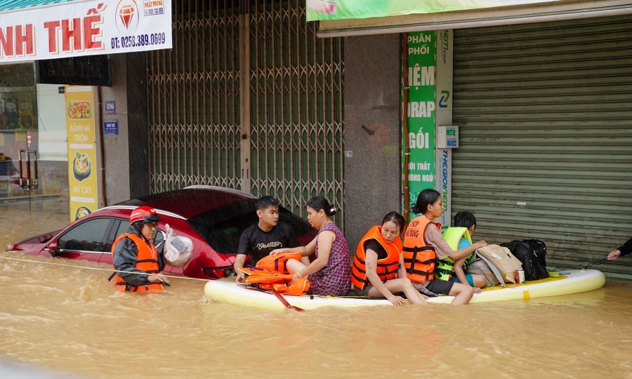 강 수위가 떨어지기 시작하면서 베트남 중부 홍수로 사망자 수가 55명으로 증가