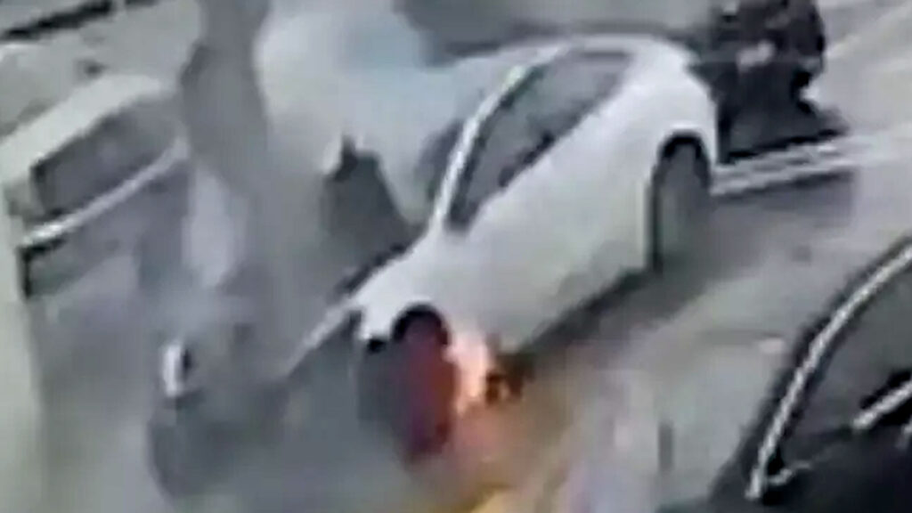 자동차에 불이 붙어 문이 열리지 않아 Tesla가 다시 소송을 제기했습니다