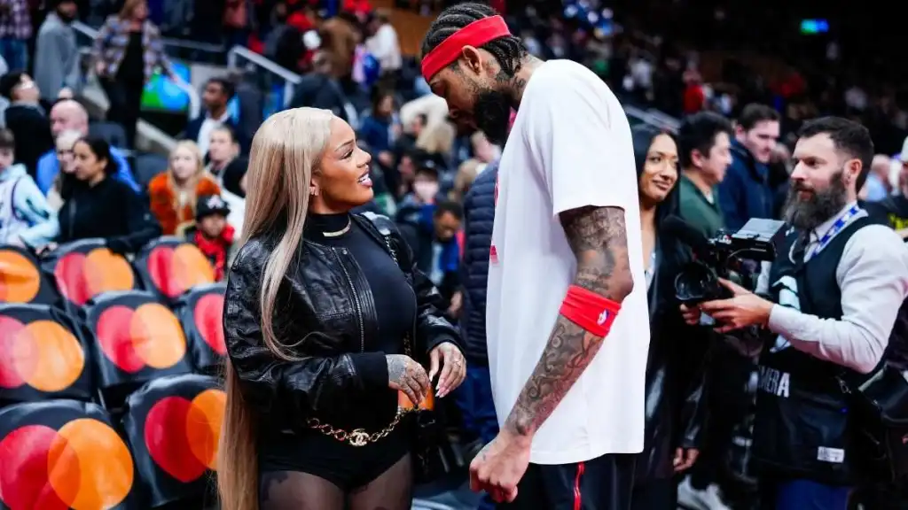 마이크로 반바지와 시어 타이츠를 입은 GloRilla가 코트에 열기를 더하다