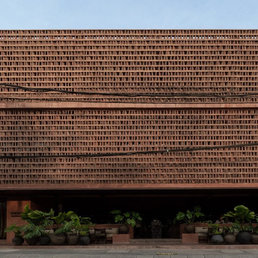 테라코타로 포장된 추가 호텔은 발리의 대형 리조트에 대한 대안을 제공합니다