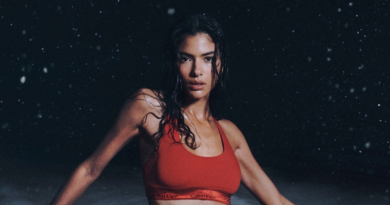 Calvin Klein 속옷이 휴일에 열기를 더해줍니다