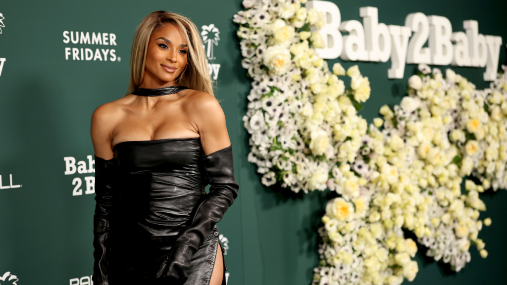 Ciara의 허벅지 높이 슬릿 드레스에 대한 재검토 요청