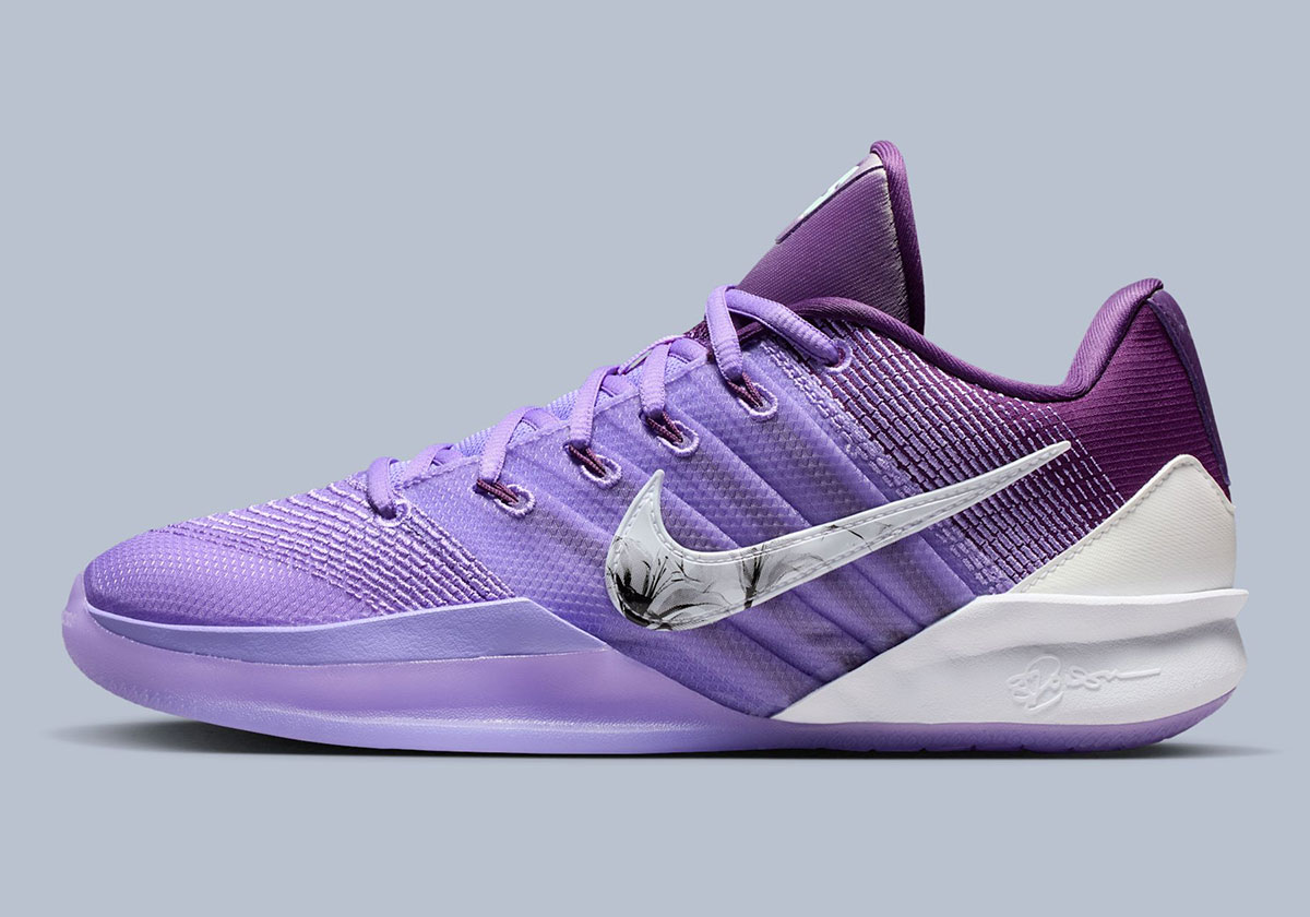 나이키 사브리나 3 "플라워스"는 꽃무늬 스우시를 특징으로 합니다