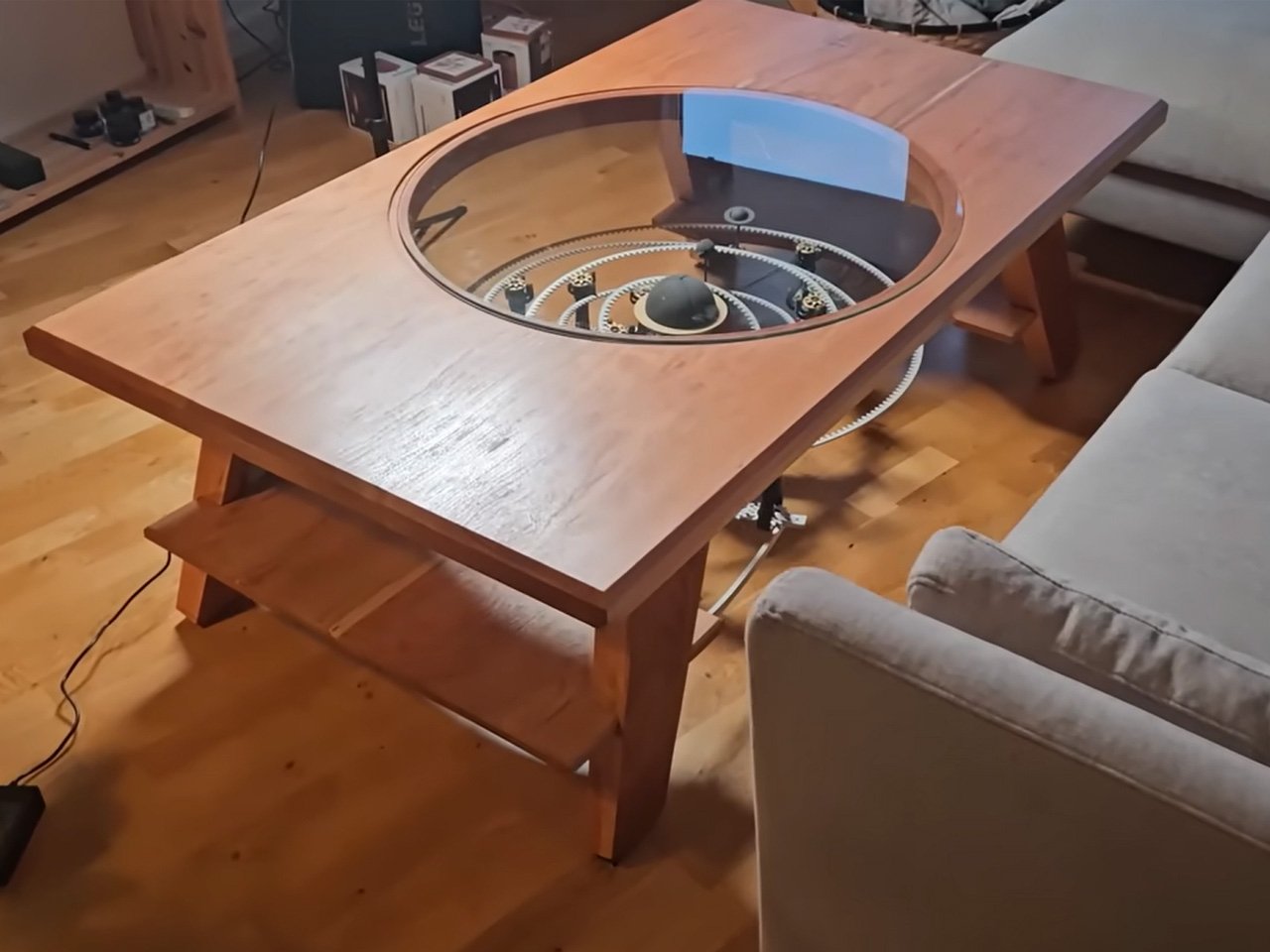 폭발하는 태양 주위에 기능적인 별 시스템을 갖춘 커피 테이블을 맞춤 제작한 유튜버