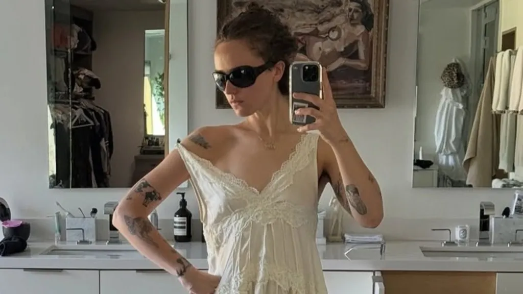 Kamala Harris의 의붓딸 Ella Emhoff가 헐렁한 드레스를 입고 머리를 돌렸습니다