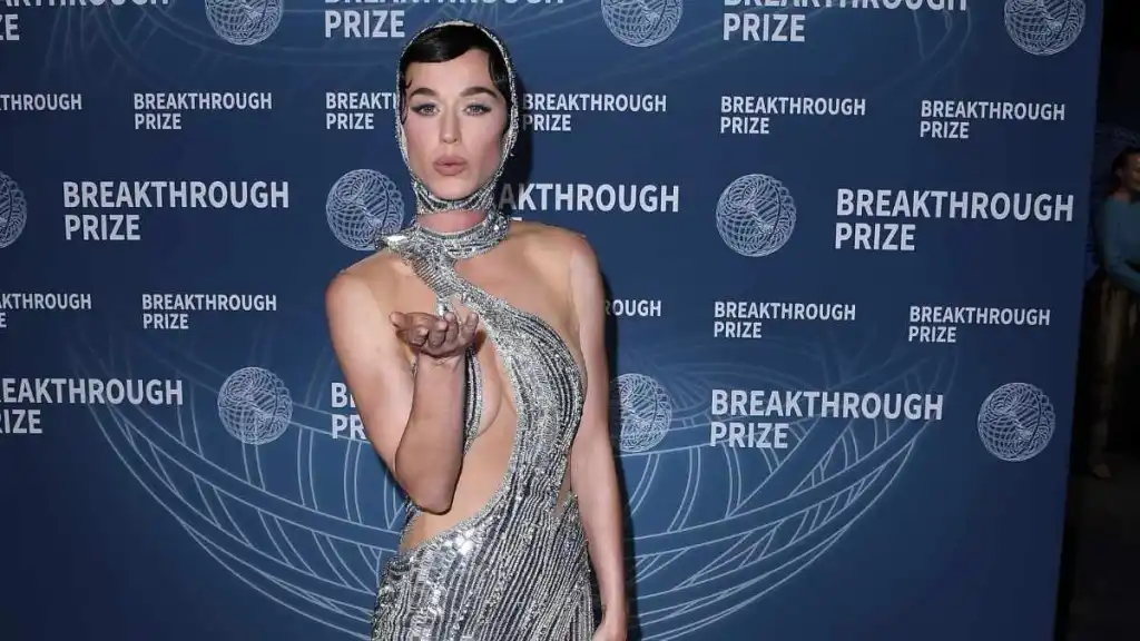 케이티 페리(Katy Perry)의 스트랩리스 미니드레스가 주목을 받고 있습니다